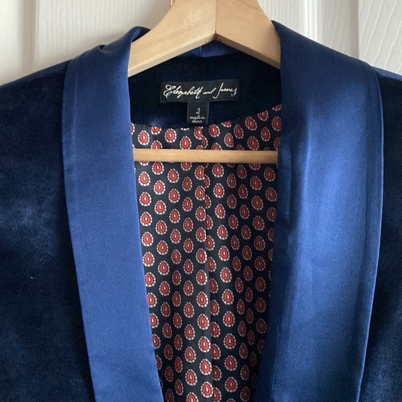 Elizabeth & James Elegant Navy Velvet Blazer - Picture 4 of 9